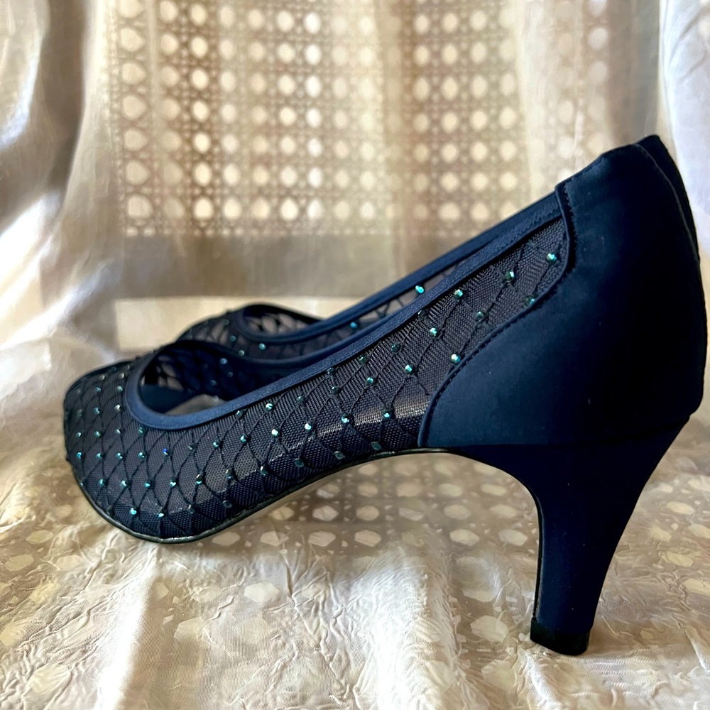 Adrianna Papell Jamie Heels Size 9. Color Navy New in box.